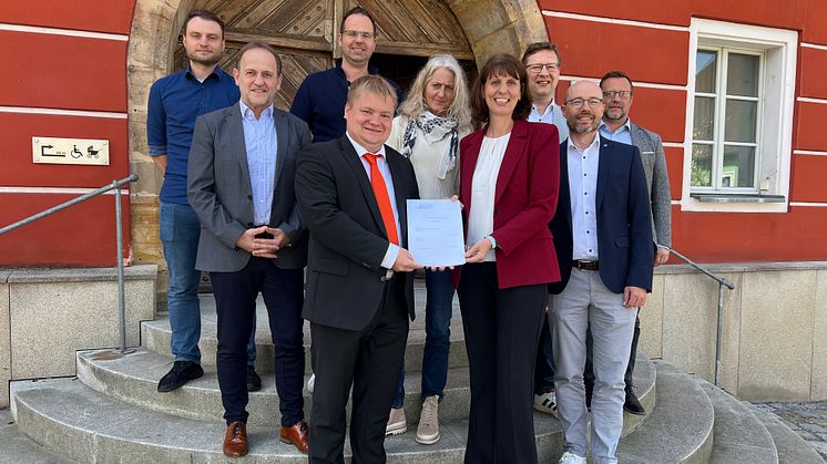 Bürgermeister Thomas Gesche (vorne, li.) und Projektleiterin Christina Albrecht (Bayernwerk Netz GmbH) starteten die Kommunale Wärmeplanung für Burglengenfeld.