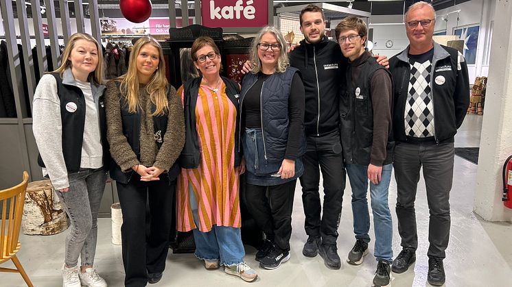 Erikshjälpen Second Hand i Kungsbacka vinner Hållbarhetspriset 2024. Från vänster: Charlotte Tegenmark, Julia Modelius, Eva Watson, Katarina Skoog, Viktor Bladh, Markus Westberg och Janne Krantz