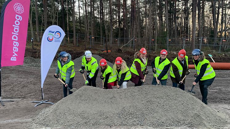 Det första spadtaget för nya Hunnebohemmet togs av Sandra Andersson, projektledare fastighetsavdelning, Christoffer Sundin, Områdeschef ByggDialog, Therése Mancini, Kommunalråd, Anna Liedholm, Kommundirektör, Eva Abrahamsson, Oppositionsråd, Ulf Gust