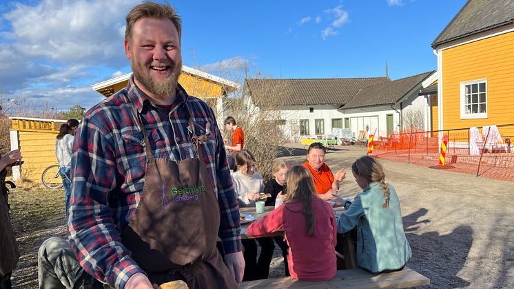 Mathias Hillgren og barna på Etter skoletid gleder seg til å ta i mot Håndverkshelter! 