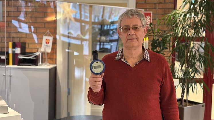 VA-chef Mikael Jonsson med den nya vattenmätaren 
