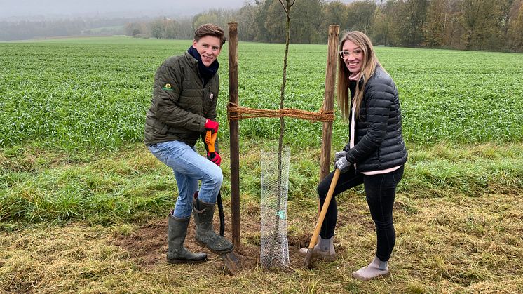 Neudorff-Geschäftsführer Richard von Herman und Nachhaltigkeitsmanagerin Silke Conrad pflanzten mit Neudorff-Mitarbeiterinnen und -Mitarbeitern die ersten von 170 Obstbäumen.