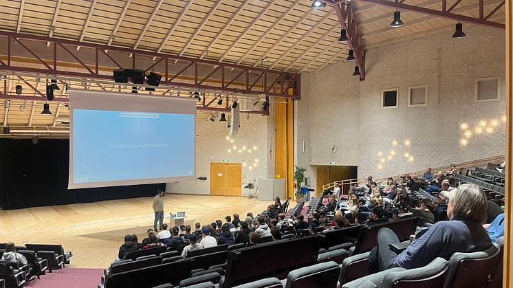 Spelfriheten har träffat över 700 elever, behovet av utbildning kring spel om pengar är fortsatt stort
