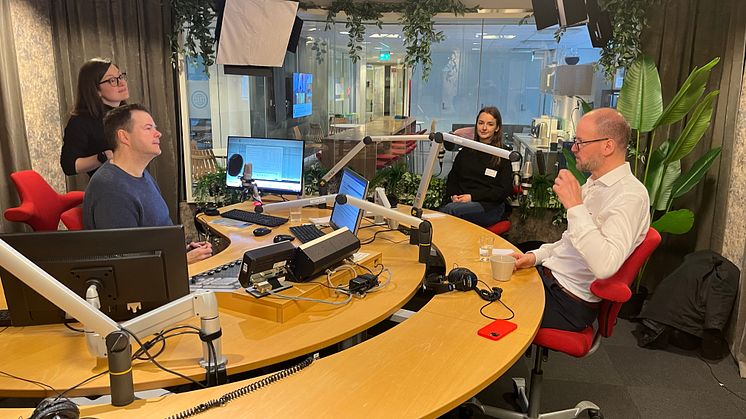 Bild: Joakim Nilsen tillsammans med programledaren Jan Erlend Leine i Ekko, NRK P2 och ovärderliga talspråkstolkar från NAV. Jean Christine Cena, NRK.
