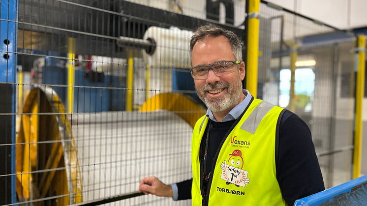 – Dette er den største endringen vi har gjort på 70 år. Vi bygger nå om produksjonslinjene og fjerner PVC og halogener fra våre produkter, sier fabrikksjef Torbjørn Blomsnes.