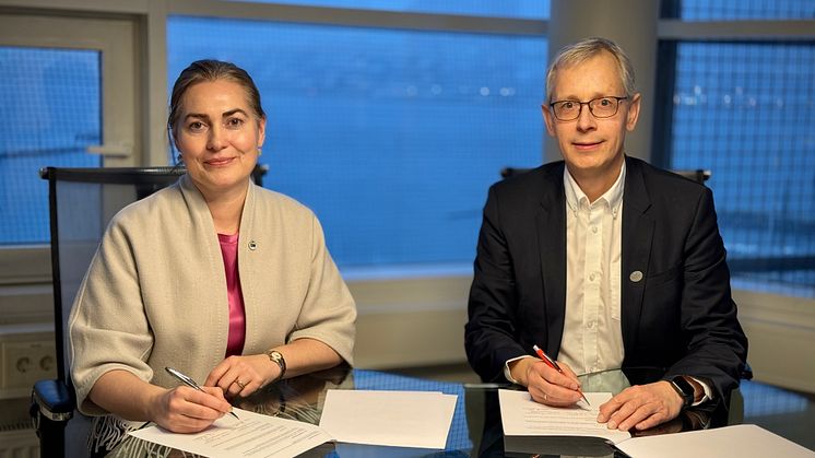 Direktør Jøran Moen ved Universitetssenteret på Svalbard (UNIS) og direktør Camilla Brekke i Norsk Polarinstitutt (NP) har nylig signert en fornyet samarbeidsavtale mellom institusjonene. Foto: Pål Jakobsen/Norsk Polarinstitutt