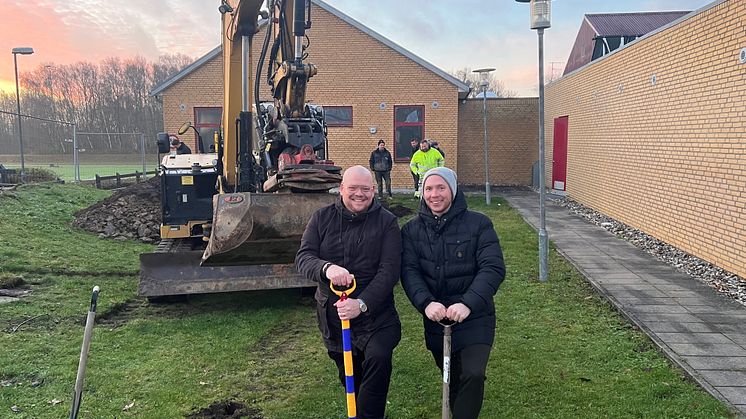 Thomas Steen, formand for fitnessudvalget i HUI, og Christian Aundal, formand for HUI, tager første spadestik til det nye fitnesscenter.