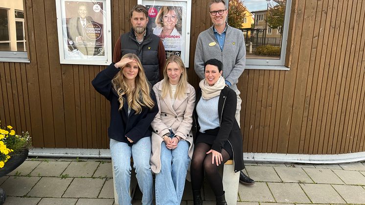 Stefan Klingberg och Daniel Eriksson stående bakom Irma Juhler, Linnea Kåberg Wedell och Tina Bejerstrand som sitter på en av Essity-sofforna.