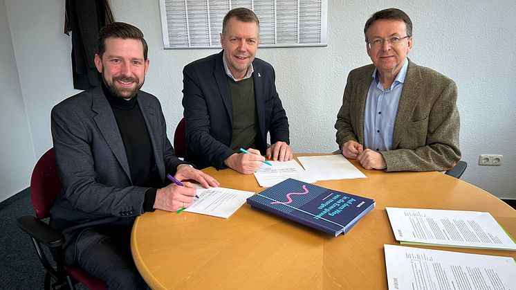 v.l.: Avacon-Kommunalreferent Johannes Schlemermeyer, Bürgermeister der Gemeinde Marklohe Cord Kirchmann, Samtgemeindebürgermeister Wilfried Imgarten 