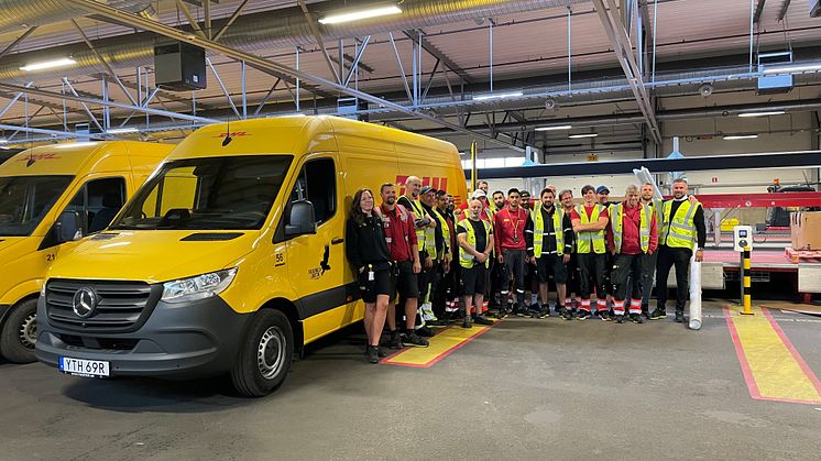 Falkenklevs team vid leveransen av den nya ellastbilen.jpg