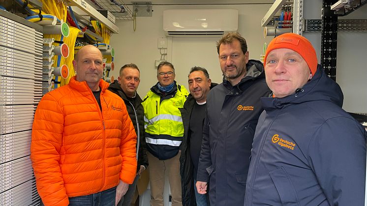 Ortstermin im POP (v.l.n.r.): Stephan Kleinschnitz (Deutsche GigaNetz), Alexander Getmann (Euronet Bau), Rainer Neuberg (Stadt Öhringen), Sülemann Güclü (Euronet Bau), Wolfram Thielen und  Sven Heinemann (Deutsche GigaNetz). ©Stadt Öhringen 