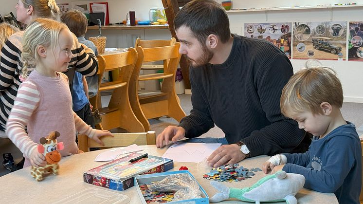 Fra venstre: Vilde Punsvik Sætrang, Petter Molstad og Finn Kjensli Christensen i Vækerø Gård Kanvas-barnehage