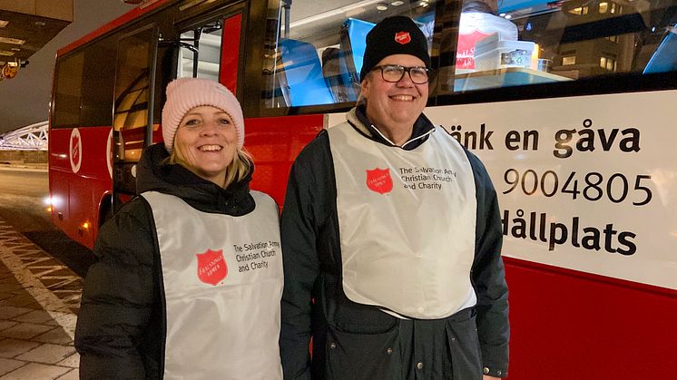 På Stockholms Central möter vi människor som inte har cementerats i sin hemlöshet eller hunnit hamna i missbruk. Då är det lättare att hitta tillbaka, säger Jenny Alm, här tillsammans med Per-Johan Fernström på Sociala divisionen.