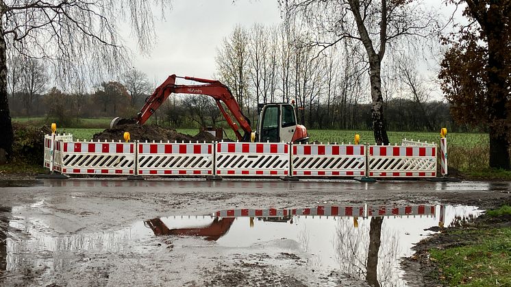 Witterungsbedingt wird die neue Ortsnetzstation im Dägelinger Weg erst am Donnerstag errichtet. Foto: SH Netz