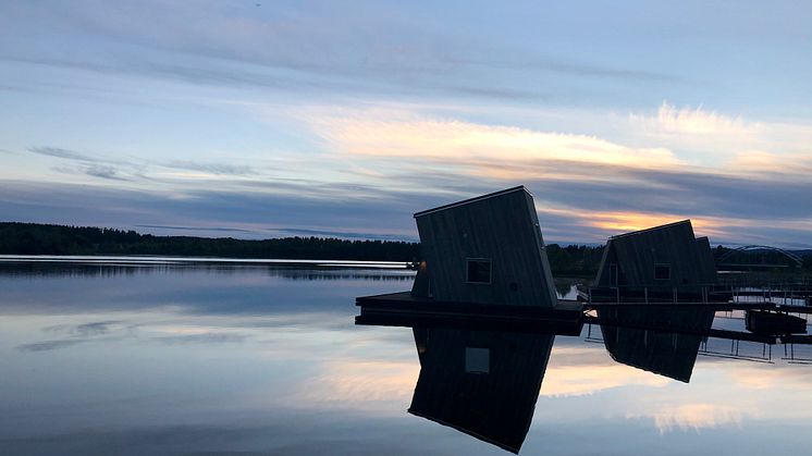 Midnattssolens gyllene ljus ger Arctic Bath ett magiskt skimmer