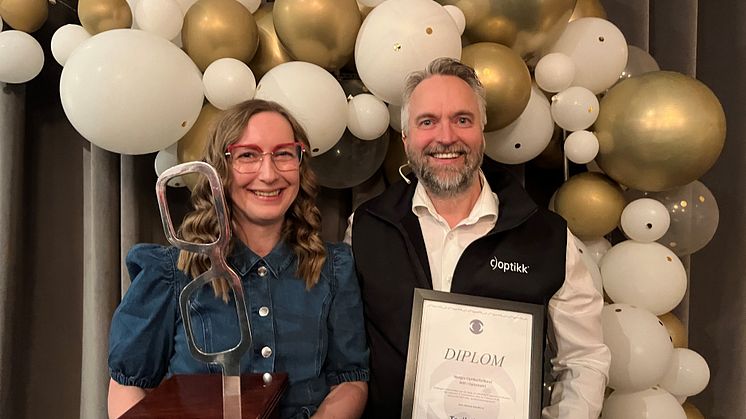 Toril Øyen er ny norgesmester i optometri! Her med NM-general Hans Torvald Haugo i Norges Optikerforbund.