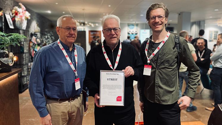 Projekt UTREST belönades med utmärkelsen Årets överlämning 2025 vid Metalliska Materials Programkonferens 2025.. Från vänster Per Lundin, Lundin Stress Service, Jonas Lagergren, SSAB och koordinator Mikael Malmström, Swerim De tog emot 