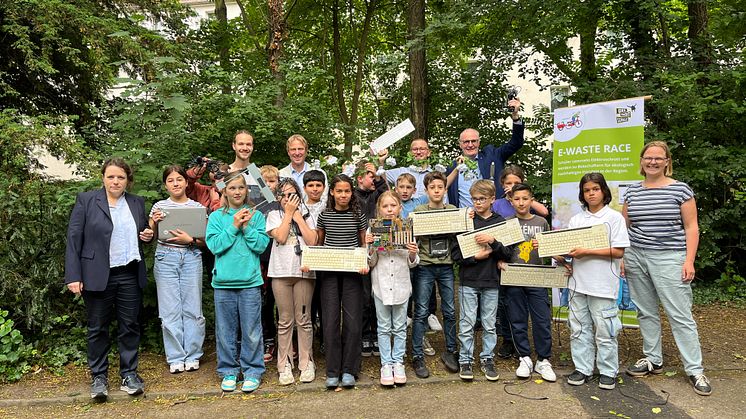 Bürgermeister Dr. Ralf Heinen (2. Reihe, re.) eröffnete den Wettbewerb an dem Thusnelda-Gymnasium. 
