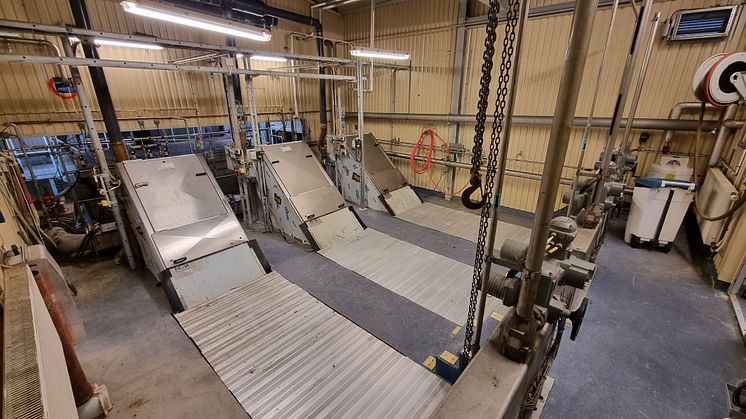 Första reningssteget fångar upp skräp som kommer med avloppsvattnet, vilket görs med hjälp av rensgaller. (Foto på tidigare installationer.)