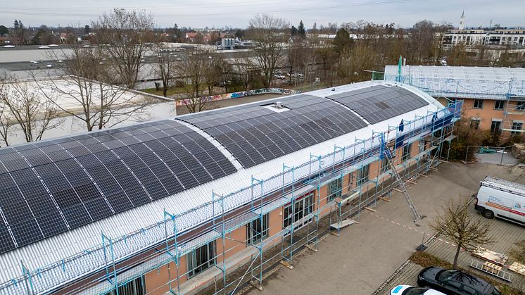 LEW erweitert ihre regenerative Stromerzeugung durch PV: Auf den Dächern des Stammsitzes von LEW TelNet in Neusäß und des Green Data Centers in Augsburg-Oberhausen werden aktuell Module installiert (Foto: LEW / Timian Hopf).