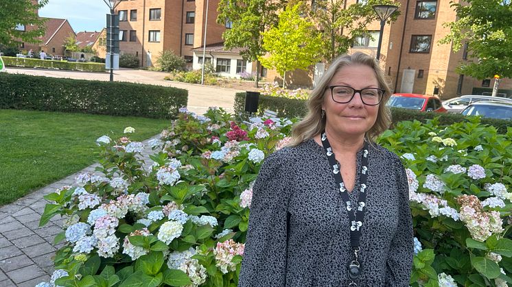 Maria, områdesutvecklare på Helsingborgshem, i bostadsområdet Husensjö. Foto: Helsingborgshem.