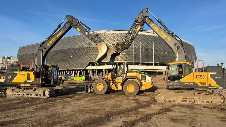 Tre eldrivna maskiner från Volvo CE; två stycken bandgrävare EC230 Electric och en hjullastare L120H Electric Conversion.