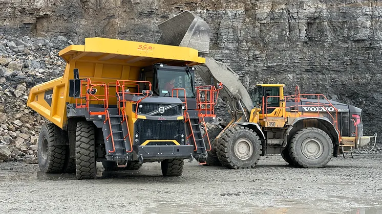 Tipptrucken Volvo R70 och hjullastaren Volvo L350H i SHF Steinbruchbetriebes kalkstensbrott i Bettenfeld.