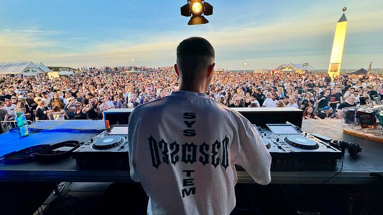 DJ KLANGLOS legt für die Besucher:innen des SunsetPicknick auf.