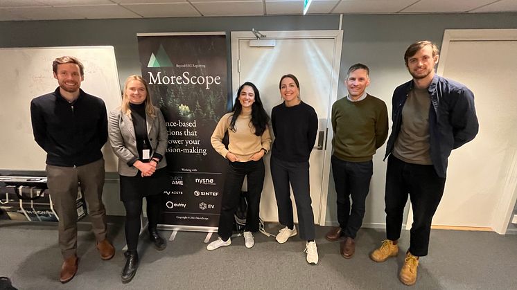 F.v. Eivind Egeland Olsen (Nysnø), Sophie B. Jewett (MoreScope), Sheri Shamlou (MoreScope), Solveig E. Sundsdal (Nysnø), Jean Baptiste Curien (Nysnø) og Markus Øverli (MoreScope)
