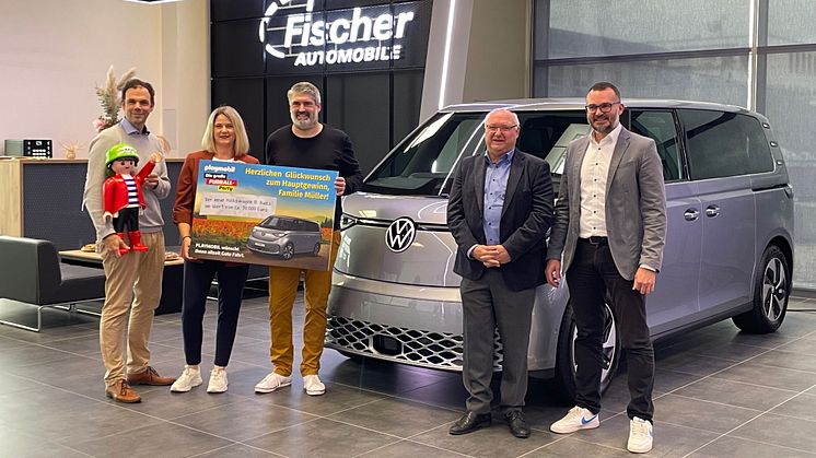 Björn Seeger, Pressesprecher der geobra Brandstätter Stiftung & Co. KG beglückwünschte Familie Müller zum Hauptgewinn und wünschte ihr allzeit gute Fahrt. Foto: Vanessa Schwab, geobra Brandstätter Stiftung & Co. KG