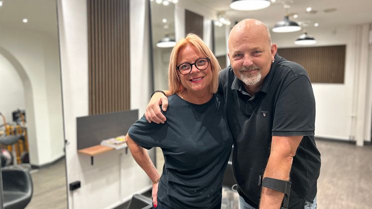 Frisyrmakarna återvänder till city och öppnar i samma lokaler som verksamheten grundades i 1973. Pernilla Borglin Nilsson är frisör och Niklas Brohlin ägare på nya salongen.