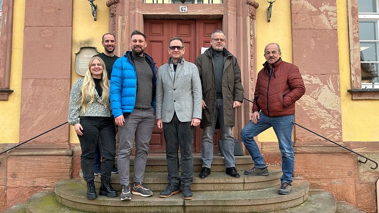 Projektleiter Tobias Eckardt (Bayernwerk Netz GmbH, 3.v.li.) und Bürgermeister Bernd Kahlert (3.v.re.) besprachen mit Mitarbeitern der Stadtverwaltung Details der Kommunalen Wärmeplanung in Miltenberg.