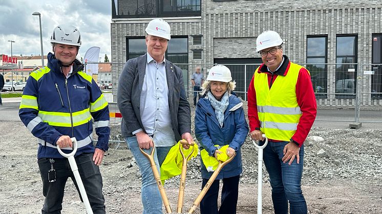Från vänster: Magnus Insulan (vd för T-Byggen), Anders Holmensköld (kommunalråd M), Gun-Marie Daun (2:e vice ordförande i kommunstyrelsen KD) och Martin Linsten, marknadsområdeschef Riksbyggen