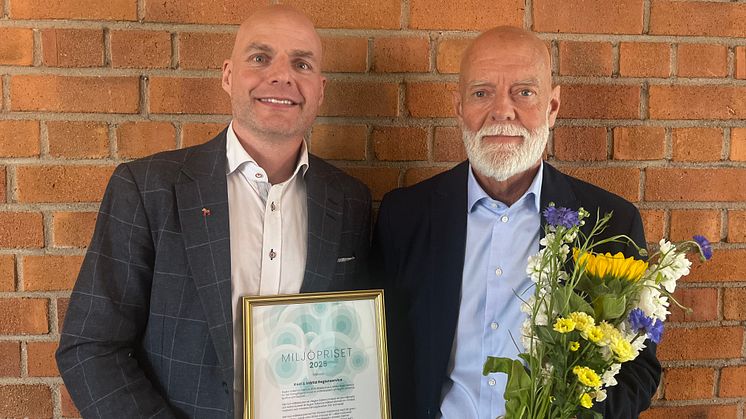 Martin Ekberg, förvaltningschef Regionservice, och Anders Eriksson, processägare för kost och måltid, tar emot Region Dalarnas miljöpris 2025.