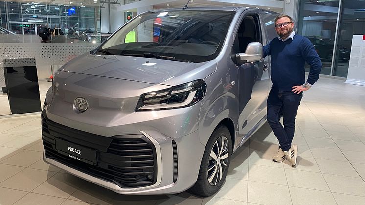 Klar for lansering: Bilselger Vebjørn Eliassen Jenssen fra Toyota-forhandleren Nordvik på Sortland. Foto: Nordvik AS.