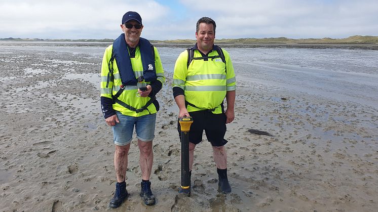 Start vor Amrum: Ralf Binge (l.) und Jan Tempel mit GPS-Gerät und Leitungsortungsgerät.