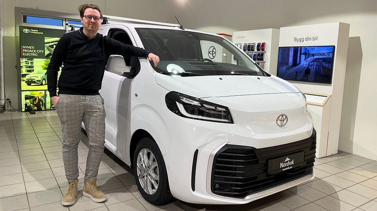 Inviterer til prøvekjøring: Kristoffer Friis Kristensen fra Toyota-forhandleren Nordvik på Leknes. Foto: Nordvik AS. 