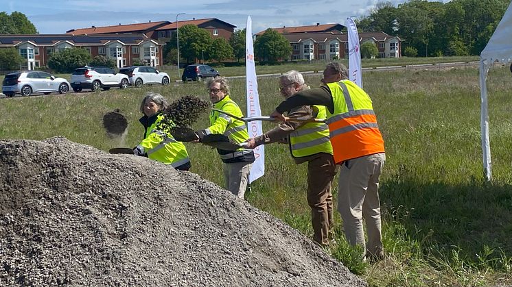 Från vänster: Ulrika Nyström (Riksbyggen), Peter Schölander, KSO, Höganäs kommun, Lennart Nilsson (byggande styrelse) och Peter Johansson (Byggmästar´n i Skåne AB)