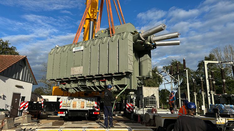 Der neue 110/20-kV-Transformator im Umspannwerk Wertingen stellt in Zukunft die Energieversorgung der Region sicher.