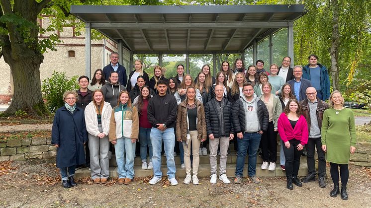 Die Erstsemester*innen mit Lehrenden und Vertreter*innen der Evangelischen Kirche, EHD, Hephatas und der Stadt Schwalmstadt  (Foto: Hephata-Archiv/Julian Heinze)