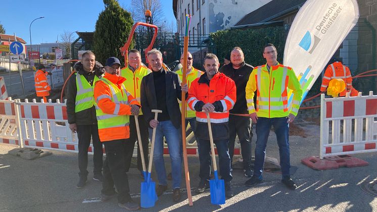 v.l.n.r. Sami Azzabi (Projektleiter IMG), Abdel Abichou (Bauleiter IMG), Mario Bender (Bauleiter Deutsche Glasfaser), Bürgermeister Michael Maas, Peter Konopka (Abteilungsleiter Rollout Deutsche Glasfaser), Thomas Mayer (Tiefbauamt Stadt Pirmasens), 