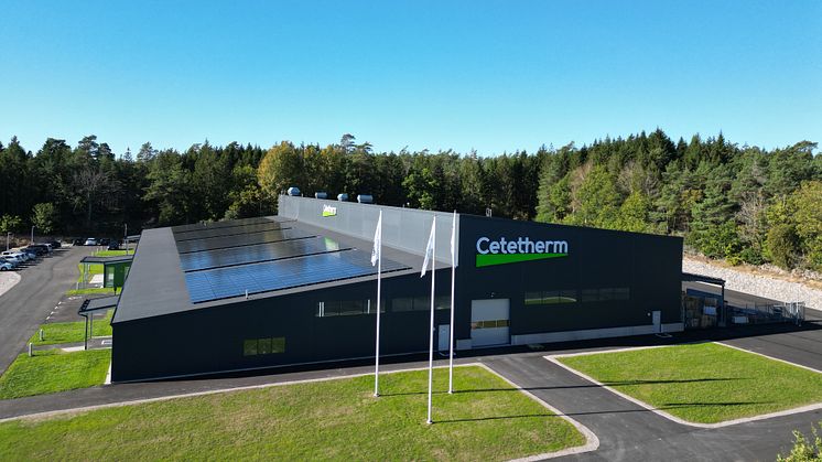 Cetetherms nybyggda fabrik i Ronneby samlar produktion, lager och administration under ett tak. Cetetherm är marknadsledare inom hållbara och energieffektiva lösningar för fjärrvärme- och fjärrkylsystem.