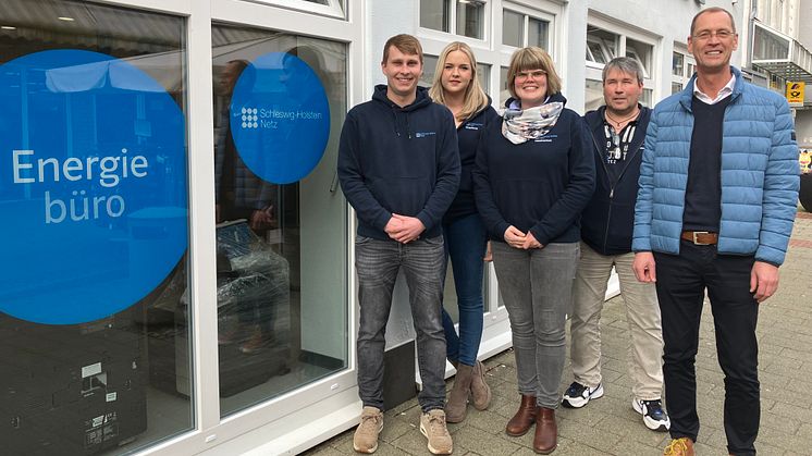 Vor dem neuen Energiebüro von SH Netz in Heide (v.l.): Kundenbetreuer Tjorben Gleißert, Katrin Dau, Lena Schultz und Sven Witt mit Kommunalmanager Dirk Krause. Nicht auf dem Bild: Patrick Dittrich.