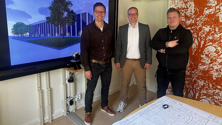 Olof Eriksson och Tobias Karlsson levererade på torsdagsmorgonen bygglovsansökan till samhällsbyggnadskontoret, som här representeras av kart-plan- och byggchef Martin Fridlund (mitten).