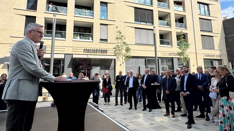 Eine neue Mitte für Porz: Bürgermeister Andreas Wolter bei der feierlichen Einweihung des neuen Quartiers, zu der zahlreiche Gäste aus Politik, Verwaltung und Wirtschaft gekommen waren.