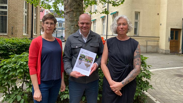 Åsa Knaggård (till vänster) och Misse Wester (till höger) lämnade över klimatpolitiska rådets rapport till kommunstyrelsen och dess ordförande Anders Almgren (S) den 4 juni 2025. Foto: Lunds kommun