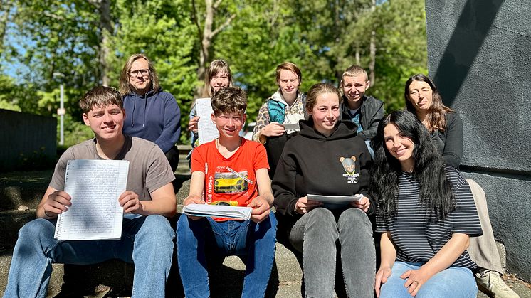 Die Teilnehmenden des Projekts (v.l.): Autor Stefan Petermann, Feikje Poser, Romy Schulz, Kevin Hesse, Lehrerin Tina Pistor, Jason Riemenschneider, Benjamin Eisenach, Chantal Voyna, Lehrerin Sanie Rexhepi.