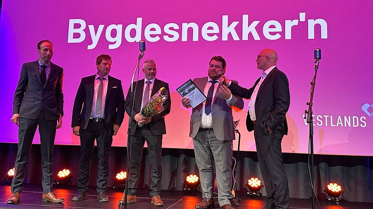 Bygdesnekker'n vant prisen som Årets Forhandler. Her tar daglig leder Håvard Brathovde Olsen imot prisen fra konsernsjef i VH-gruppen Trond Erik Skarshaug