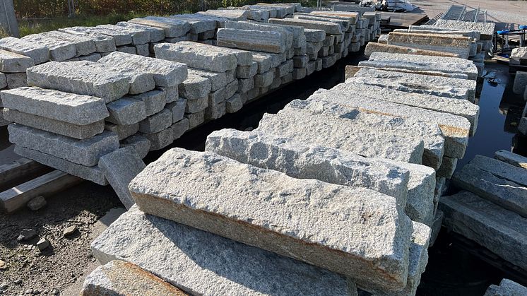 Tidigare behandlades natursten som grävdes upp vid byggen som avfall. Nu kan den återbrukas. 