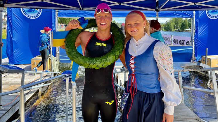 Fjolårets kranskulla Elise Käck med segraren Victor Johansson. Nu presenteras årets kranskulla och -mas. 